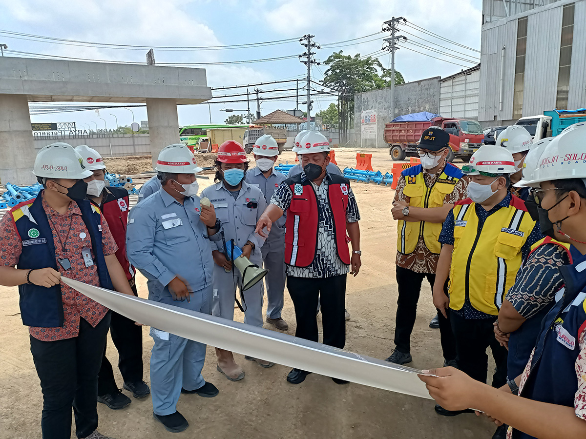 Jumat (15/10) Kepala dan jajaran anggota Badan Pengatur Jalan Tol (BPJT) menyempatkan diri mengunjungi Proyek Tol Solo - Yogyakarta - YIA Kulon Progo. Dalam kesempatan ini tim BPJT didampingi langsung oleh Direktur Teknik JMM - Pristi Wahyono, Tim Teknik JMM dan Penyedia Jasa untuk Seksi 1.1

Kunjungan Kepala dan anggota BPJT ini merupakan bentuk koordinasi dan dukungan Pemerintah terhadap kelancaran dan kesuksesan Pembangunan Jalan Tol Solo - Yogyakarta -YIA Kulon Progo.